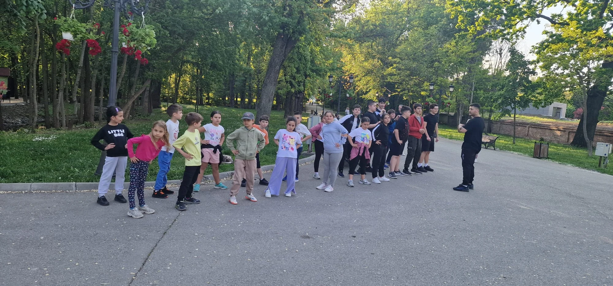 Grupa de arte marțiale în Parcul Mogoșoaia